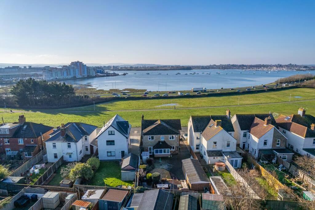 una vista aérea de una casa y del agua en Much loved home with a view., en Poole