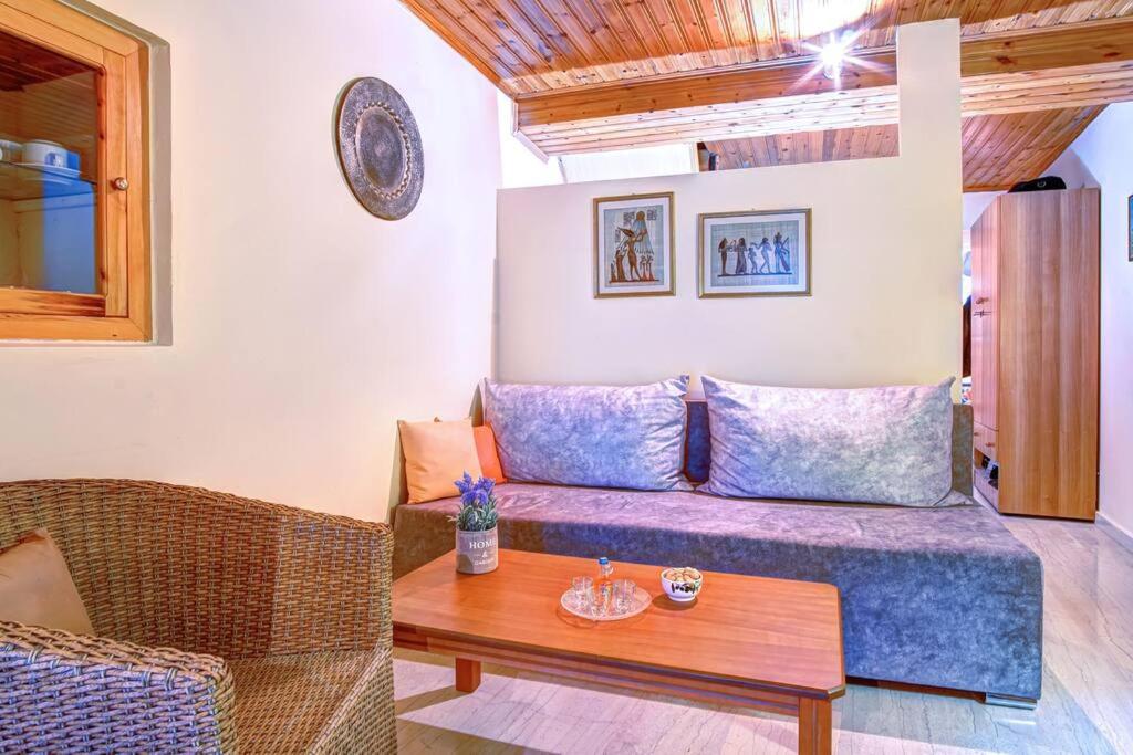 A seating area at Vavilato Home Kouramades