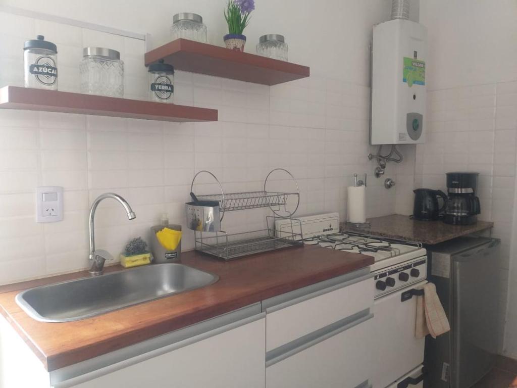 cocina con fregadero y fogones en Bello Depto Vintage Zona Céntrica en La Plata