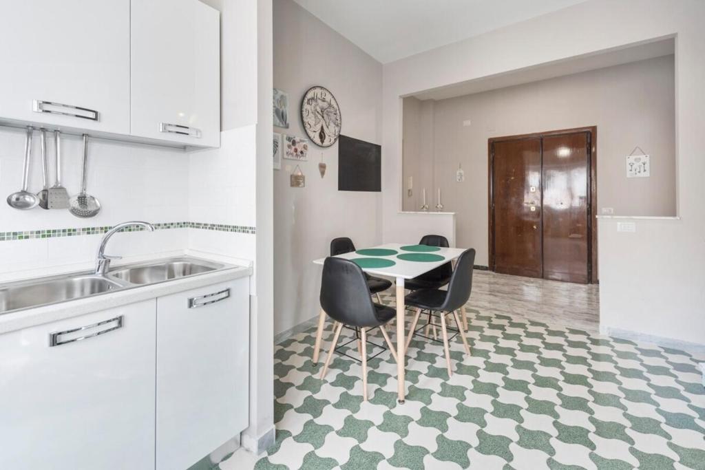Kuchnia lub aneks kuchenny w obiekcie Regina Luxury Flat