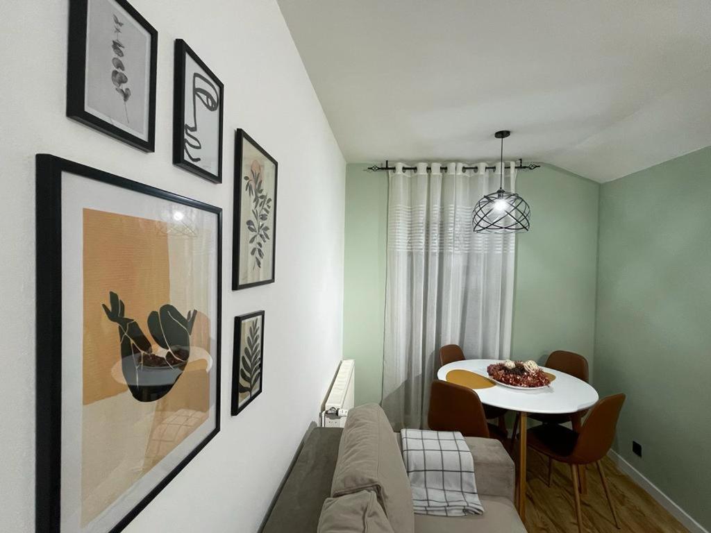 salon z kanapą i stołem w obiekcie Apartman Element w mieście Kruševac