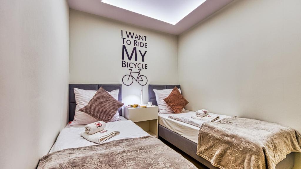 Posteľ alebo postele v izbe v ubytovaní Apartament PO PRACY z SAUNĄ - 5D Apartamenty