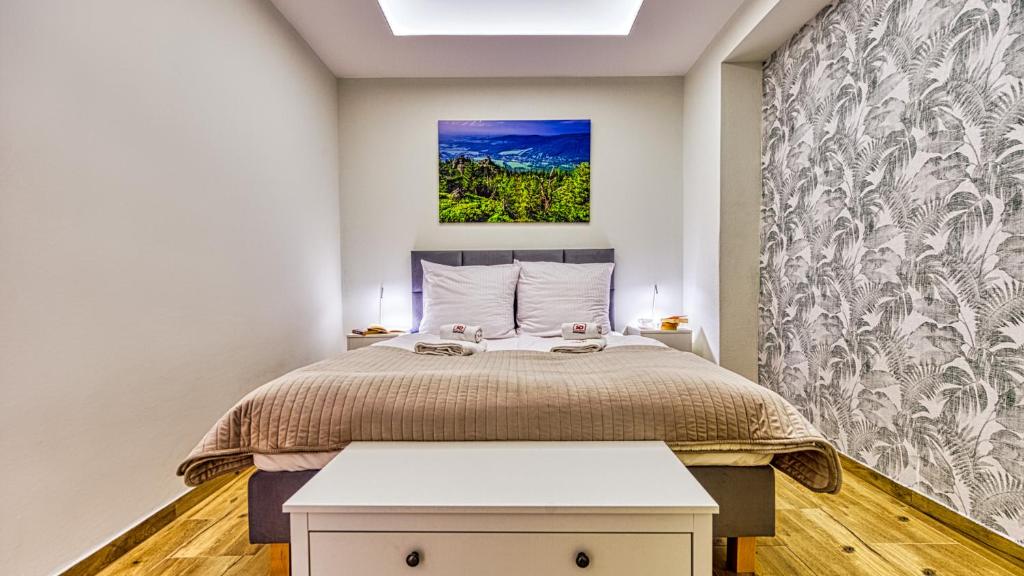 Posteľ alebo postele v izbe v ubytovaní Apartament PO PRACY z SAUNĄ - 5D Apartamenty