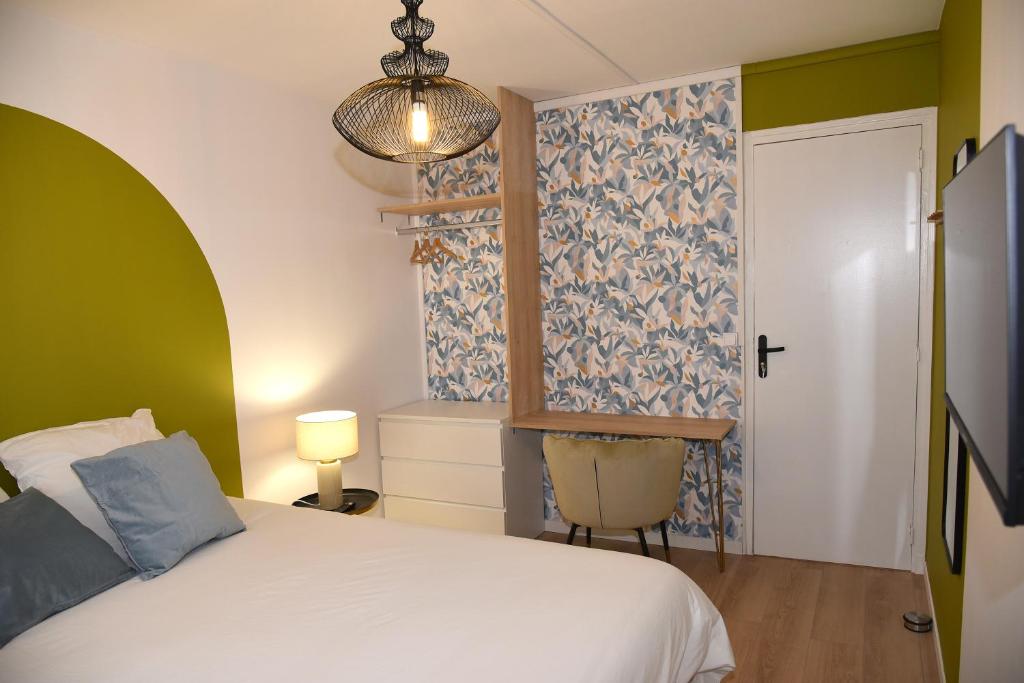 1 dormitorio con 1 cama, 1 mesa y 1 silla en Les Chambres de Troyes - Parking Free Fibre Netflix, en Troyes