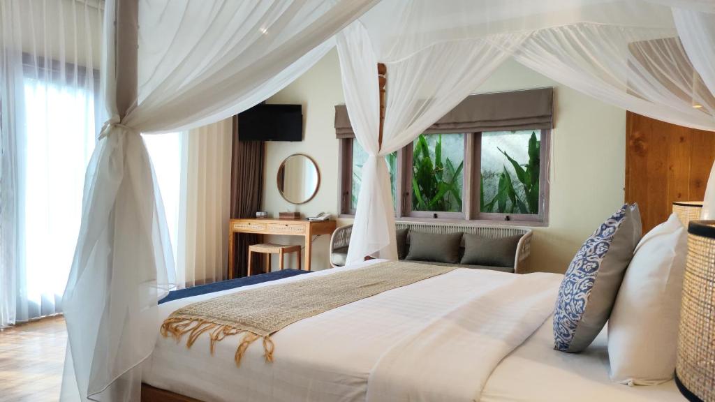 Postel nebo postele na pokoji v ubytování Seminyak Square Hotel And Villas