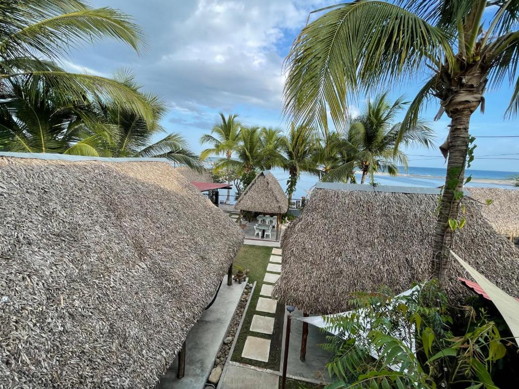 uma vista para um resort com palmeiras e guarda-sóis em San Carlos Surf Resort & Eco Lodge em San Carlos