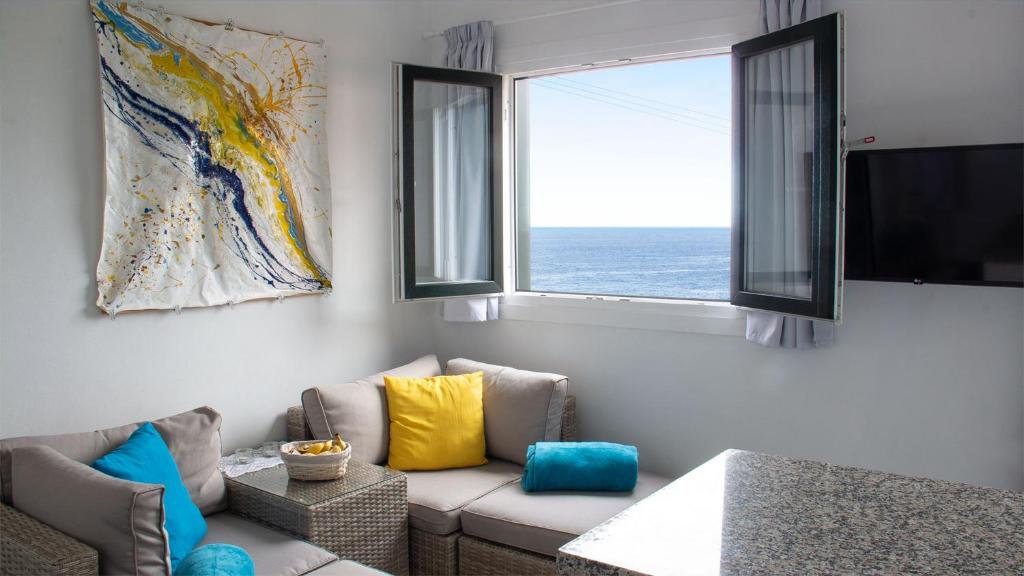 sala de estar con sofá y ventana en Casa Sol y Mar en Garachico