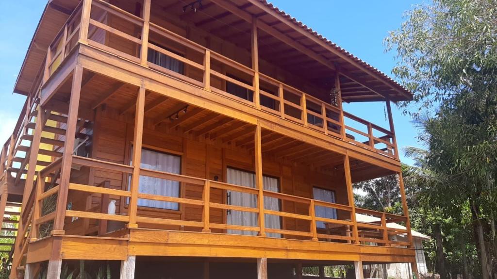 Se está construyendo una gran casa de madera. en Casa Sempre Viva, en Caraíva