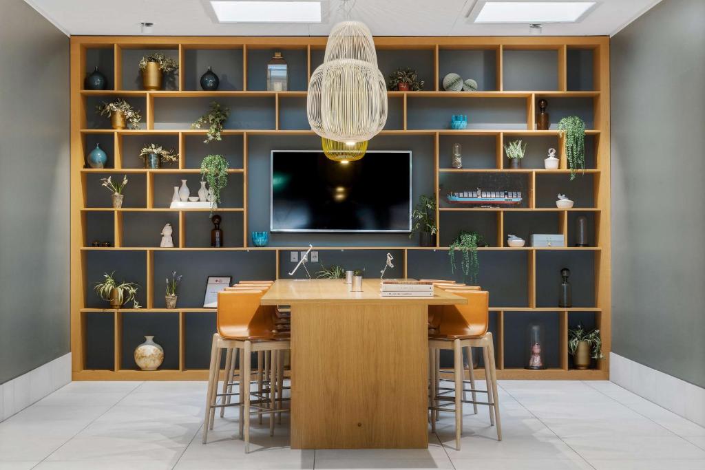TV a/nebo společenská místnost v ubytování Best Western Plus Airport Hotel