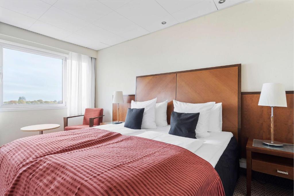 Postel nebo postele na pokoji v ubytování Best Western Plus Airport Hotel
