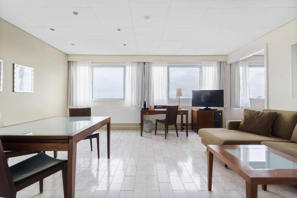 TV a/nebo společenská místnost v ubytování Best Western Plus Airport Hotel