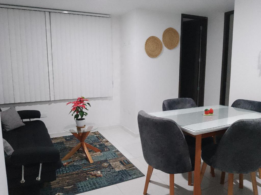 a dining room with a white table and chairs at Apartamento en el centro de la ciudad bonita a muy buen precio in Bucaramanga