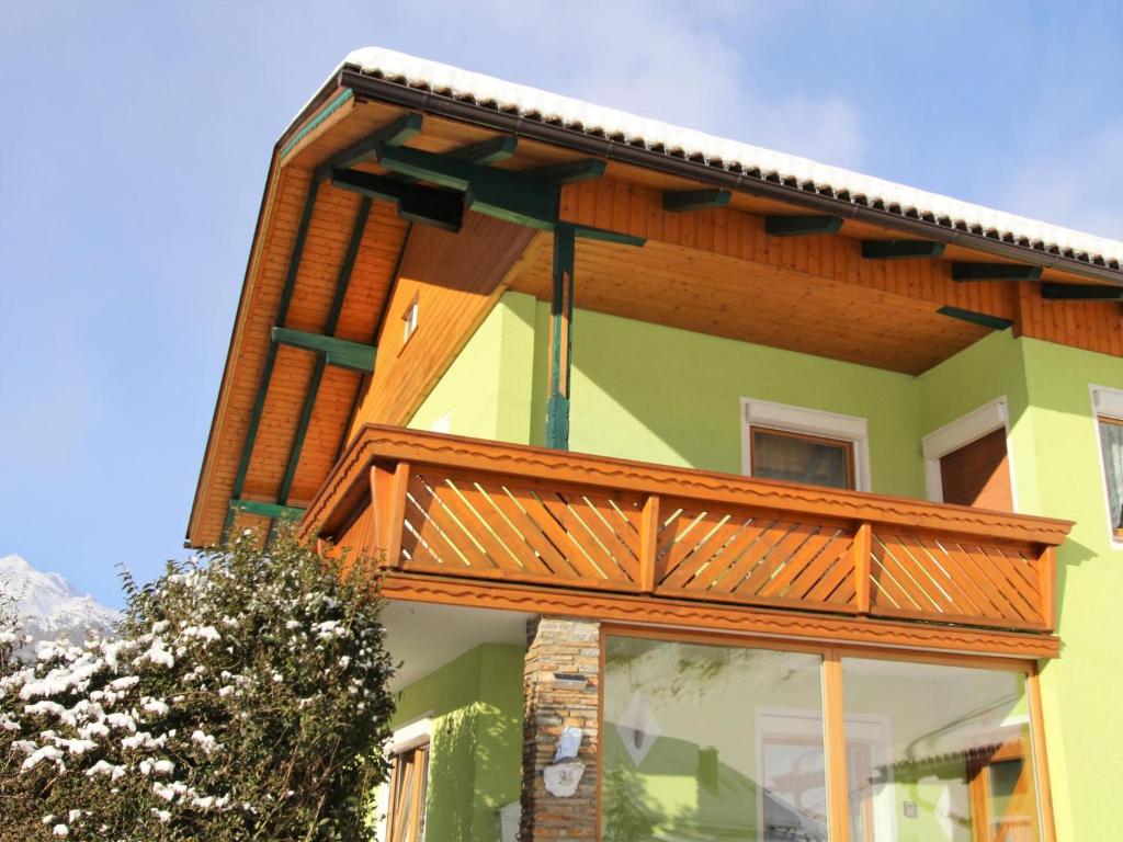 a balcony on the side of a house at Laura Rennweg in Rennweg