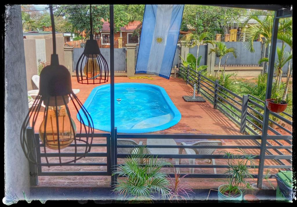 uma piscina num quintal ao lado de uma casa em Complejo Solar Del Iguazu 2 em Puerto Iguazú