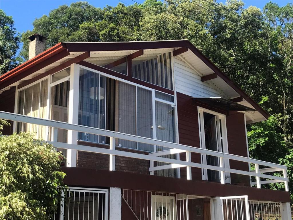 グラマドにあるCasa agradável em Gramadoの側面に大きな窓がある家