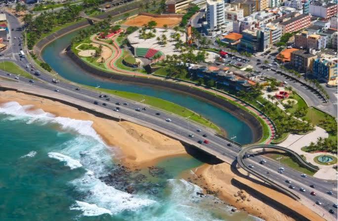 una vista aérea de una ciudad con un puente sobre una playa en Aconchego, Ap com Piscina de Vista Panorâmica, en Salvador