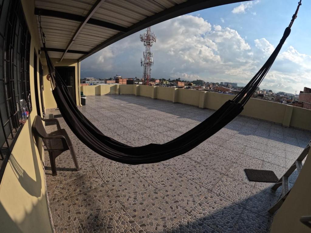 hamak na dachu budynku w obiekcie Hospedaje Continental w mieście Bogota