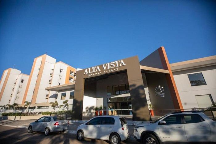 three cars parked in front of a building at Apartamento 2 quartos no Alta Vista Thermas Resort in Caldas Novas