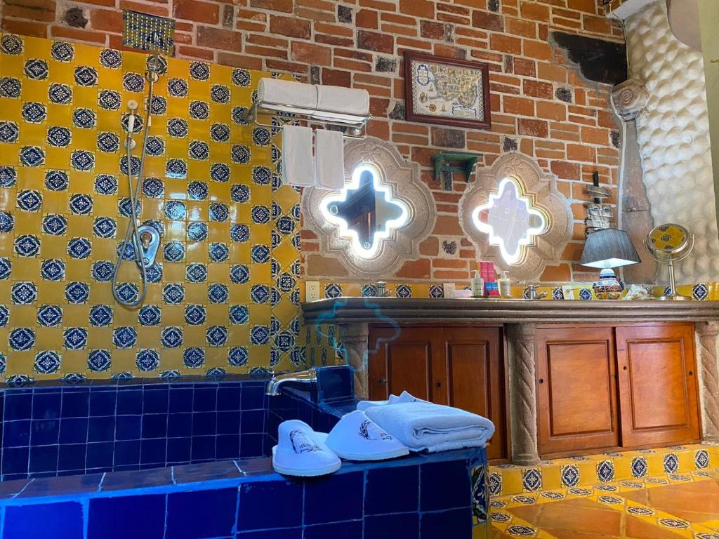 - une cuisine avec des murs carrelés bleus et jaunes dans l'établissement ETNICO LOCAL HOUSE, à Chiconcuac