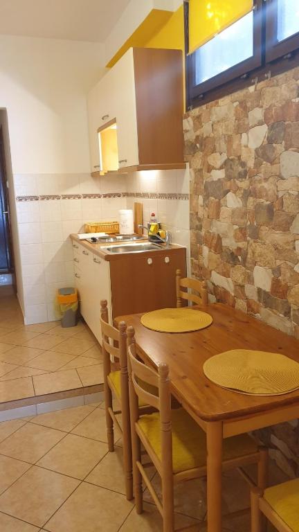 Kuchyňa alebo kuchynka v ubytovaní Apartment in Jadranovo with sea view, balcony, air conditioning, Wi-Fi (3856-2)