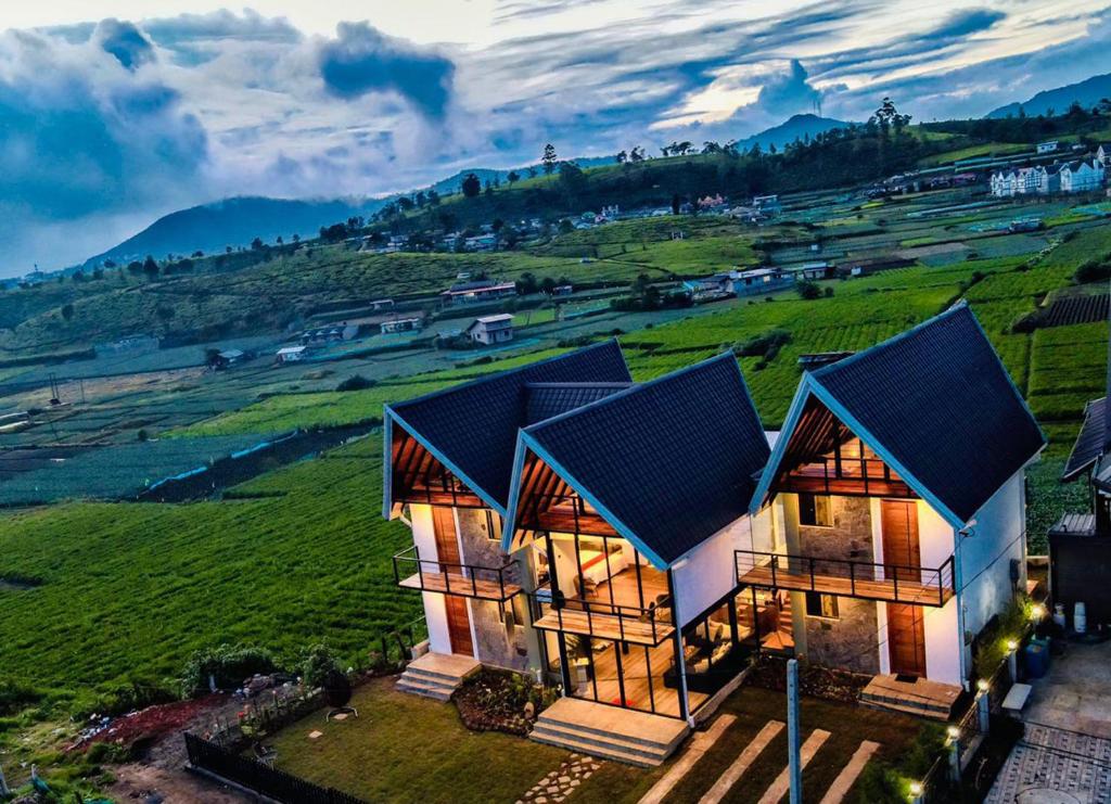 uma casa no topo de uma colina com vista em Dream Cottage Nuwara Eliya em Nuwara Eliya