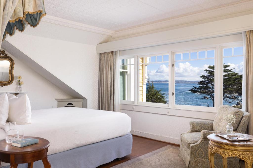 Postel nebo postele na pokoji v ubytování Seven Gables Inn on Monterey Bay, A Kirkwood Collection Hotel