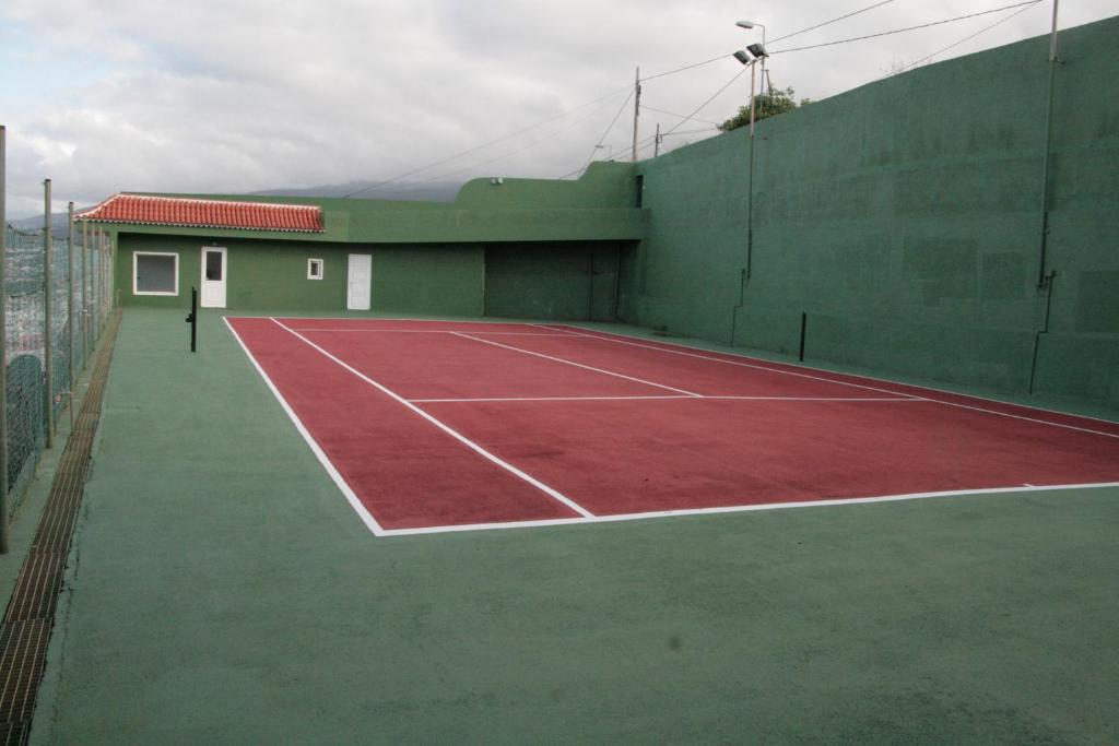 Tenis alebo squash v ubytovaní Vivienda Vacacional Paseo Mirabal alebo jeho okolí