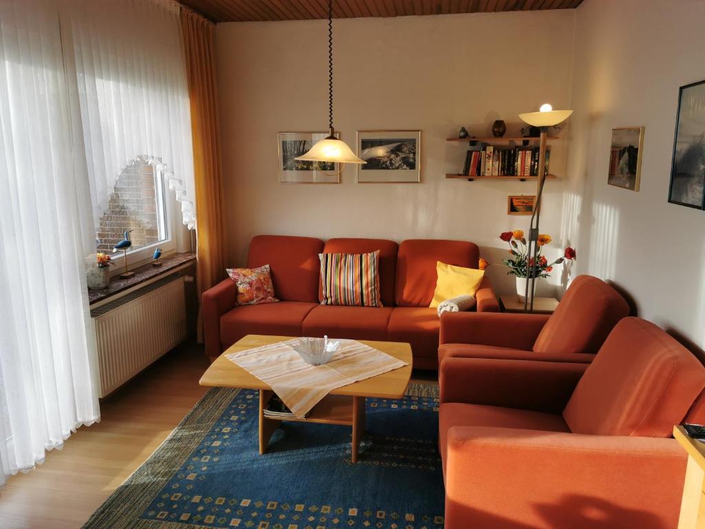 ein Wohnzimmer mit einem Sofa und einem Tisch in der Unterkunft Haus Juist - Schillig in Wangerland