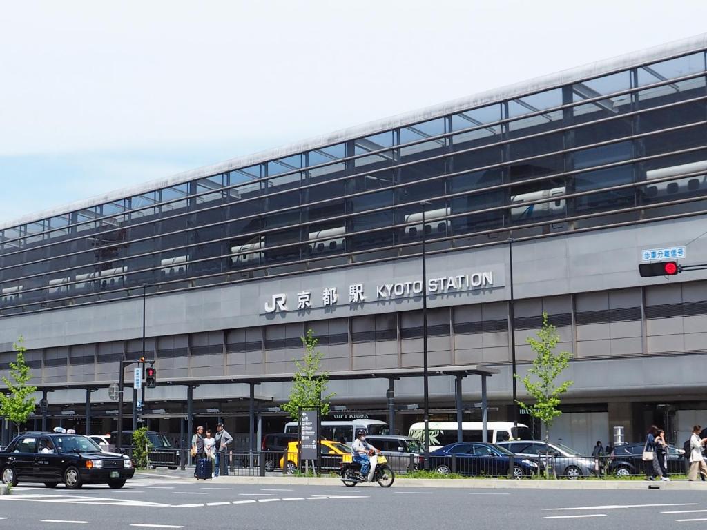 un bâtiment avec une enseigne sur le côté dans l'établissement Guest House One More Heart at Kyoto Station South 5, à Kyoto