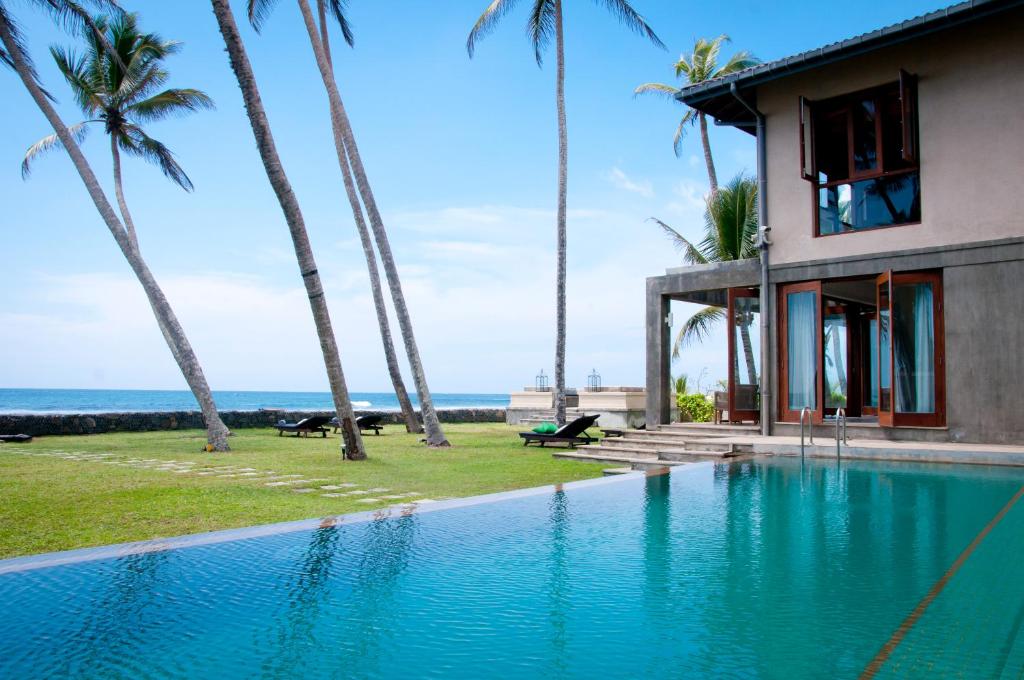 una villa con piscina di fronte all'oceano di Kabalana House by Ceilao Villas ad Ahangama