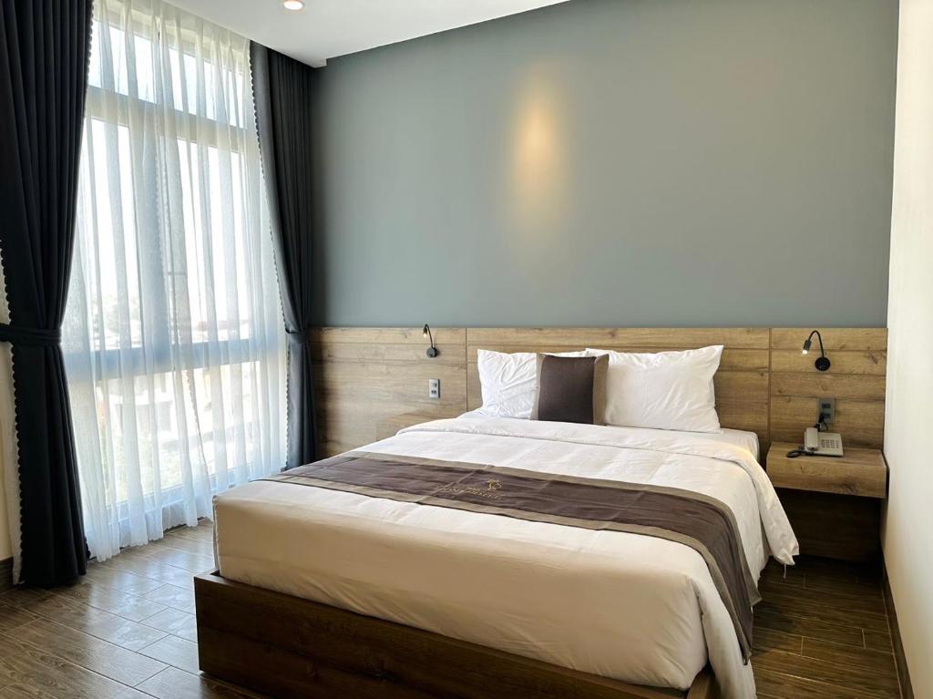 1 dormitorio con cama grande y ventana grande en LION 6 HOTEL, en Can Tho