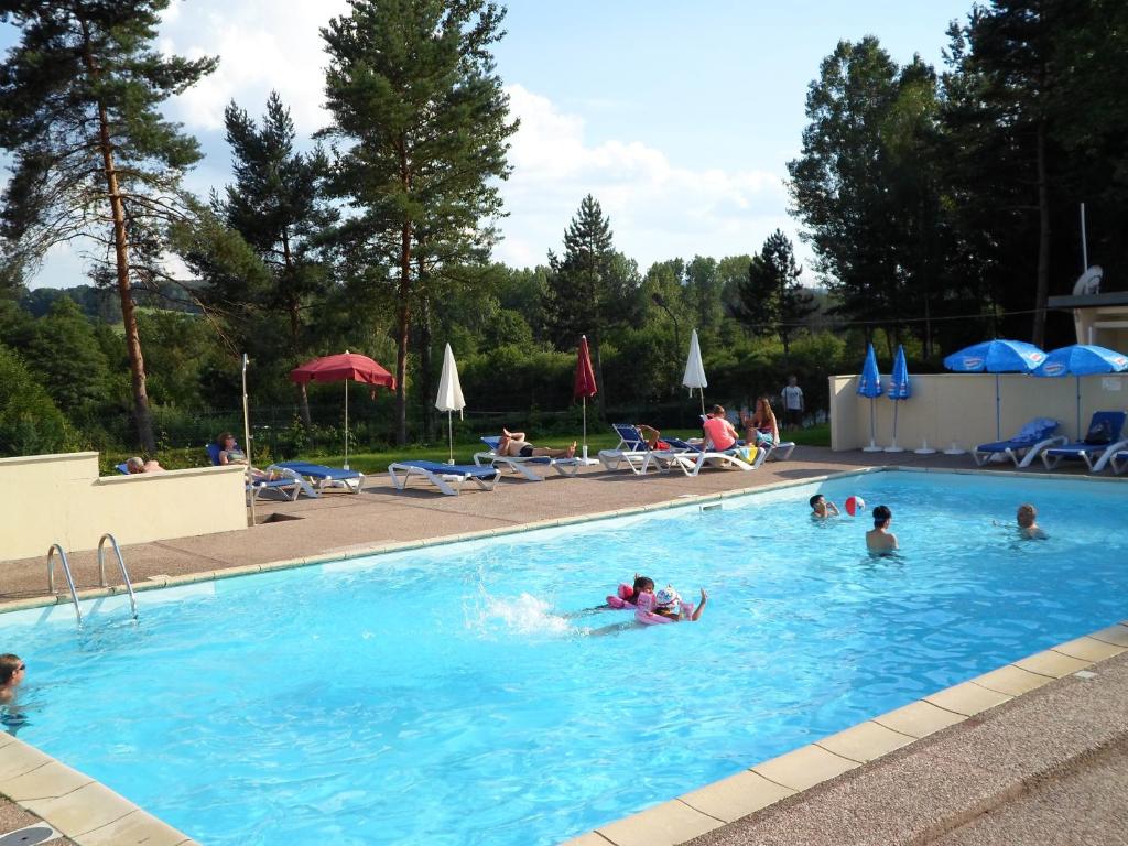 בריכת השחייה שנמצאת ב-Camping les Pinasses או באזור