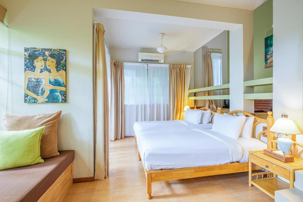 Letto o letti in una camera di Ambong Rainforest Retreat