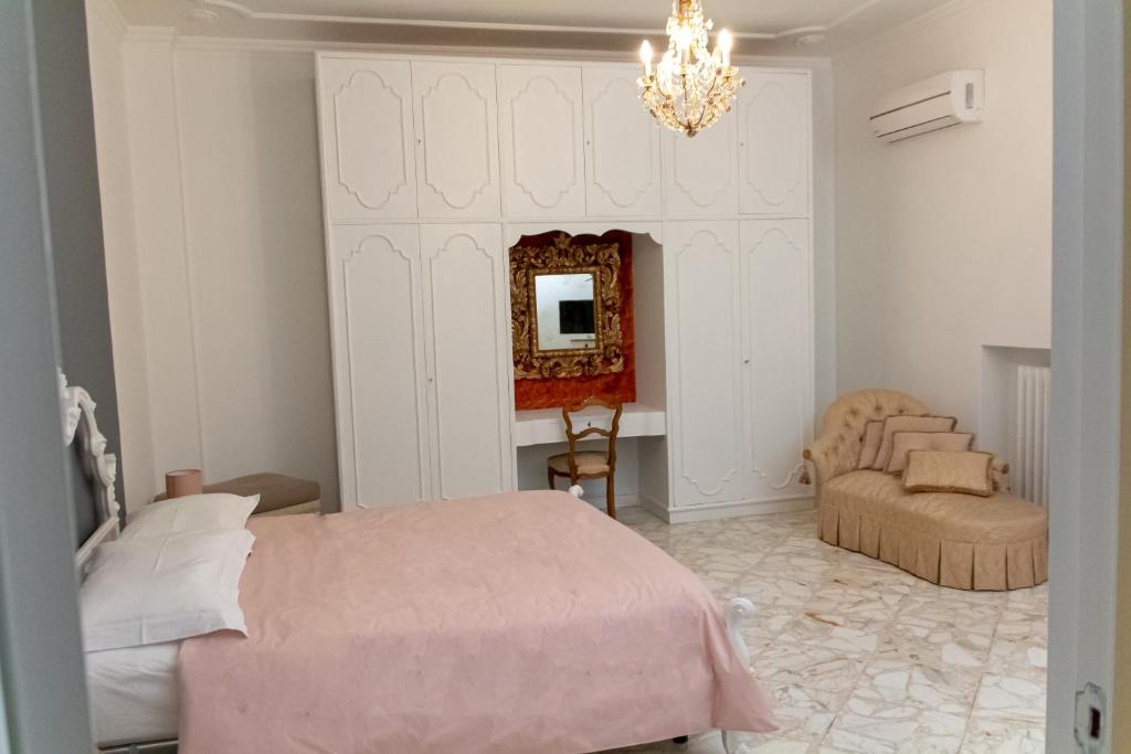 1 dormitorio con cama, silla y espejo en Interno 9 en Bari