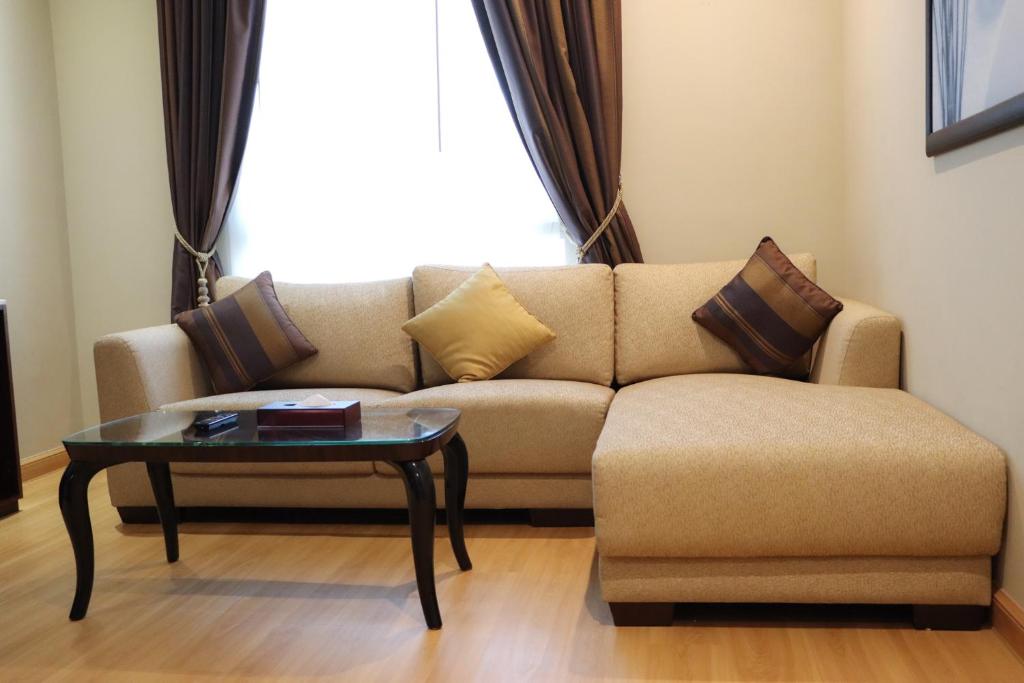 Ruang duduk di Premium Strato Hotel