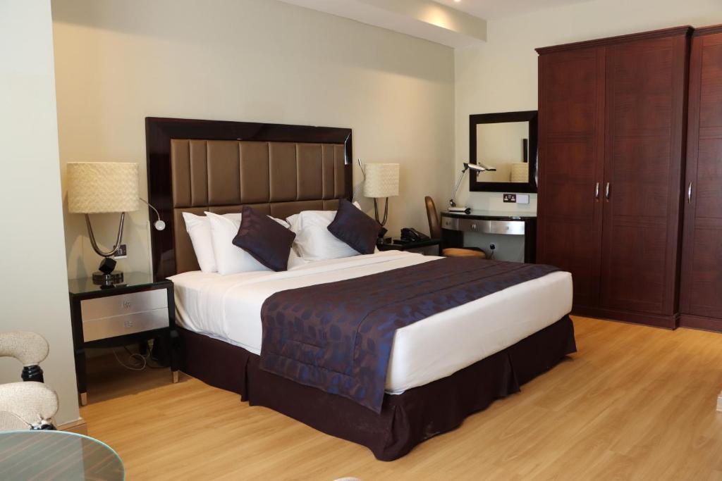 Katil atau katil-katil dalam bilik di Premium Strato Hotel