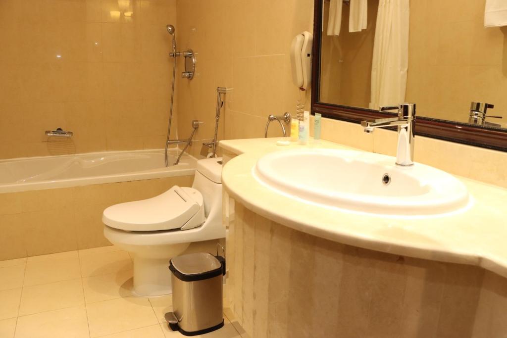 Bilik mandi di Premium Strato Hotel