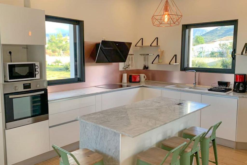 Kuchyňa alebo kuchynka v ubytovaní Villa avec piscine bbq pétanque Calme à 5km de la plage de sable de Calvi