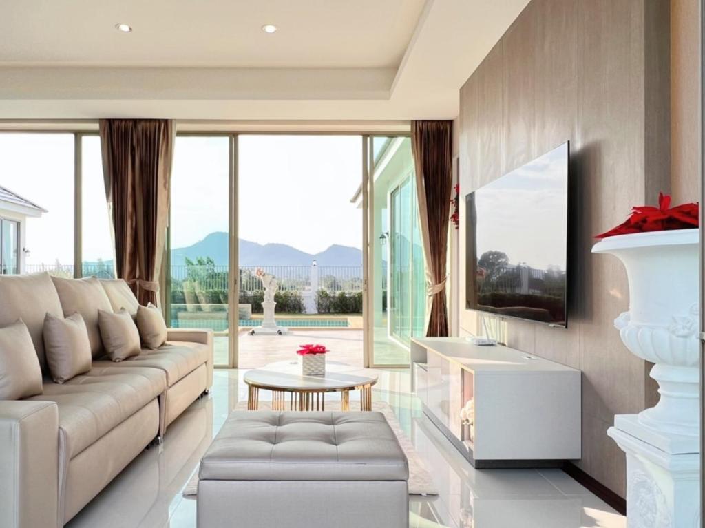 Posezení v ubytování Luxurious 4-Bedroom Pool Villa with Best Mountain Views