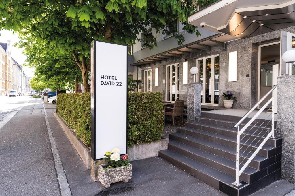 znak na boku budynku w obiekcie Self Check-In Hotel David 22 w mieście St. Gallen