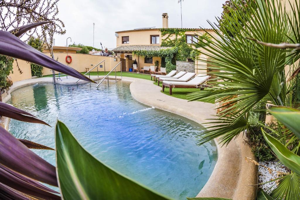 una piscina en el patio trasero de una casa en AROHAZ Hotel & Restaurante en Zahora