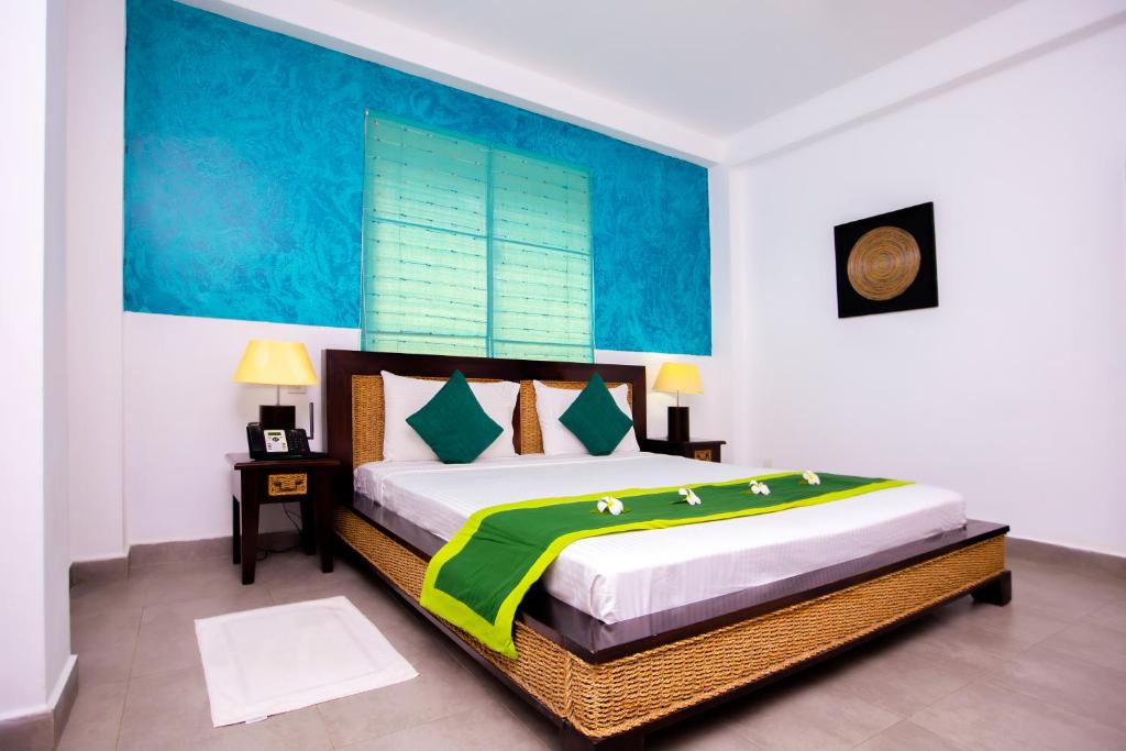 Postel nebo postele na pokoji v ubytování St.Lachlan Hotel & Suites