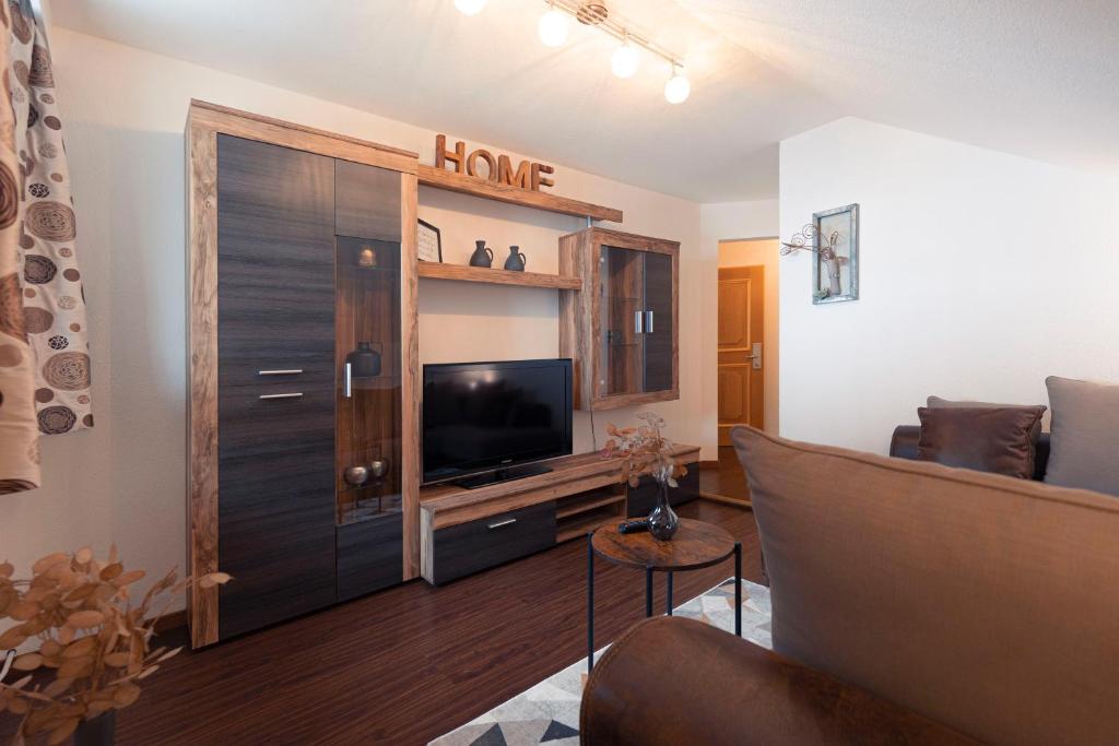 Televízia a/alebo spoločenská miestnosť v ubytovaní Hotel Victoria