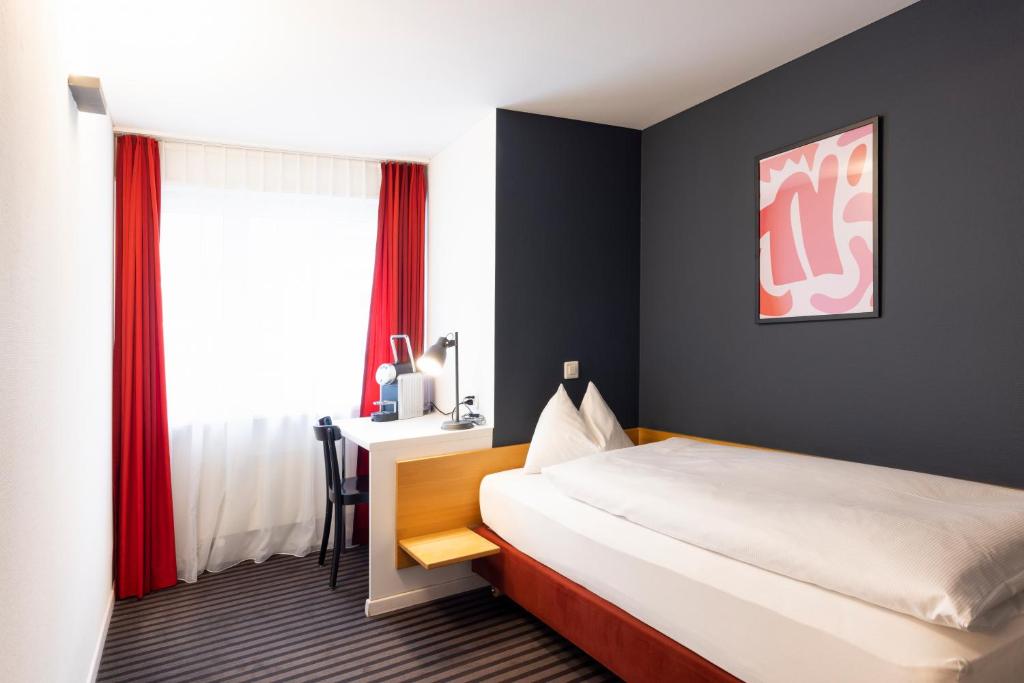 Łóżko lub łóżka w pokoju w obiekcie Self Check-In Hotel David 22