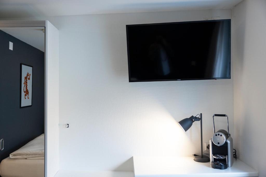 Telewizja i/lub zestaw kina domowego w obiekcie Self Check-In Hotel David 22