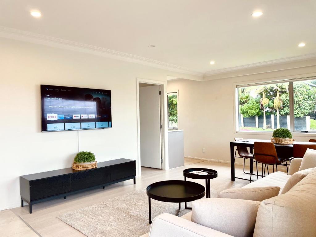 Entire 3 bedroom house! BEST LOCATION!! - Housity