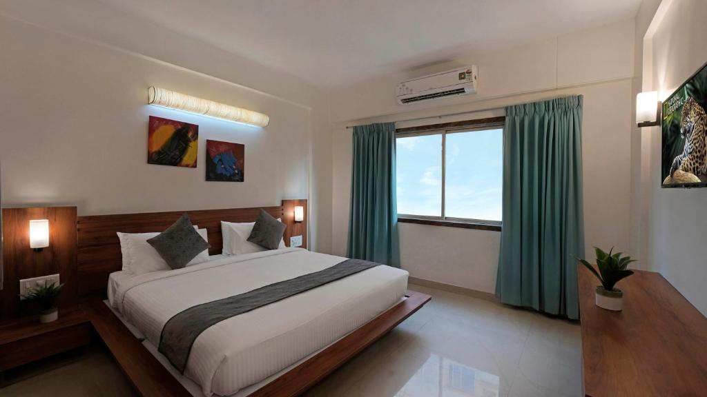 Hotel Ekaa Keys By Rivido - Hosur Main Road, Kudlu Gate في بانغالور: غرفة نوم بسرير كبير ونافذة