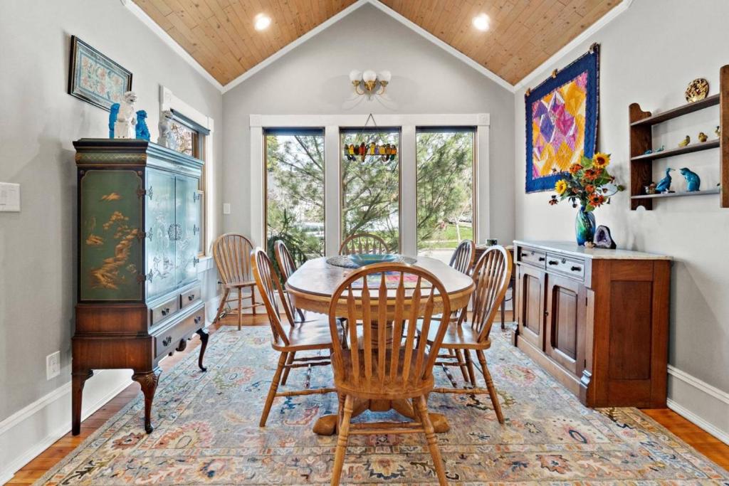 - une salle à manger avec une table et des chaises dans l'établissement Callie's Cottage, à Boise