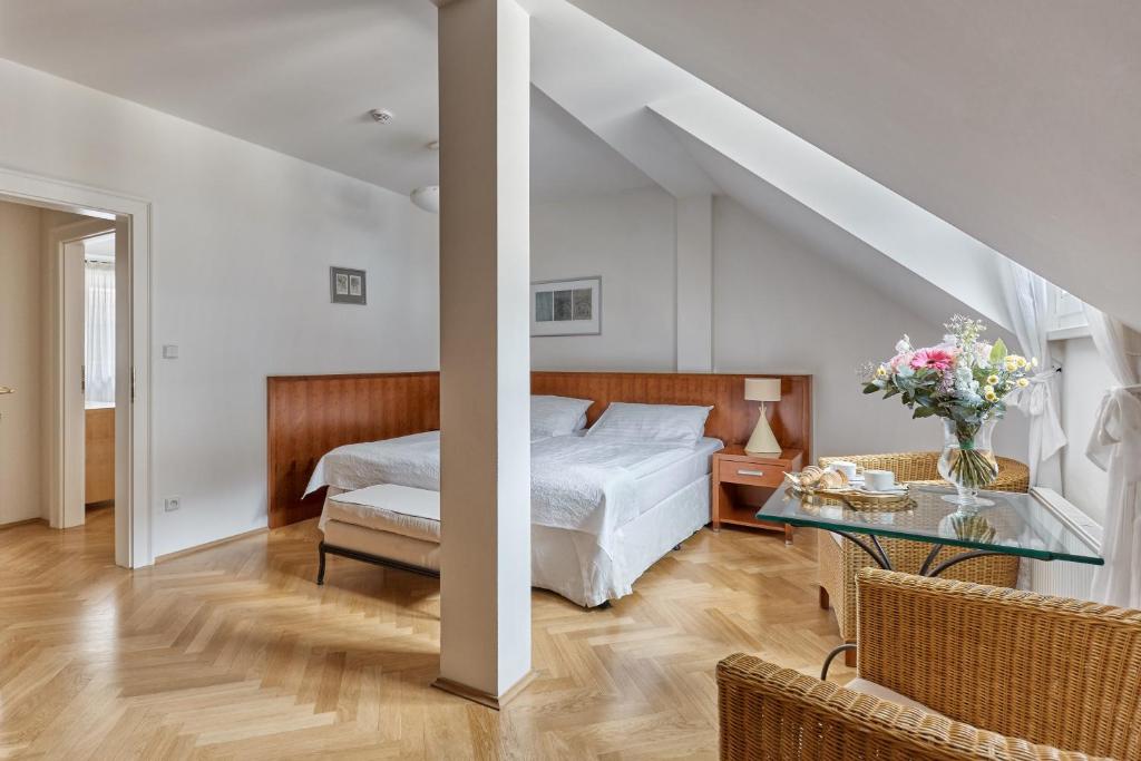 Postel nebo postele na pokoji v ubytování Hotel Palatin