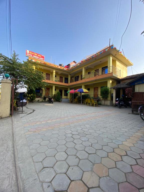 un gran edificio con un patio enfrente en Hotel Greenlight, en Chitwan